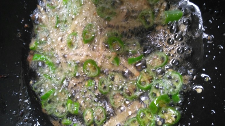 百搭下饭菜——双丁炒肉末,下青椒,翻炒几下。