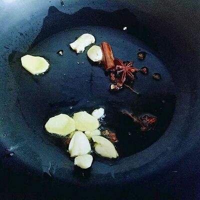 #咸味#东北豆角炖南瓜,热锅冷油,将香料下油锅煸炒出香味。