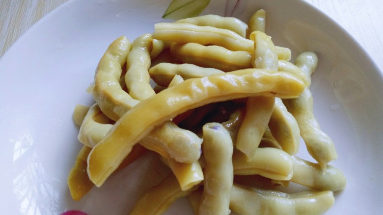 #咸味#东北豆角炖南瓜,东北油豆角,一般南方人不认识的,我个人特别的爱吃,吃它可以不用吃饭,因为这个油豆皮很薄,里面的豆豆特别饱满。吃后很有饱腹感。
(因为这豆角是北方带回来的,旅途遥远,回来后就把它去根,去尖,焯水,过冷水,捞出淋干水份,待冷后装入食品袋里,放入冰箱冷冻室,吃的时候提前取出来一包,自然化冻,就像新鲜的豆角一样。)