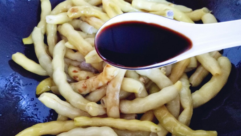 #咸味#东北豆角炖南瓜,加入一勺<a style='color:red;display:inline-block;' href='/shicai/ 788'>生抽</a>,大火烧开,转中火15分钟。
