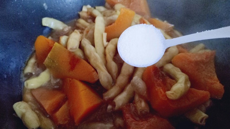 #咸味#东北豆角炖南瓜,加入盐,(根据个人口味放盐量。)用铲子稍作翻动,即可关火。