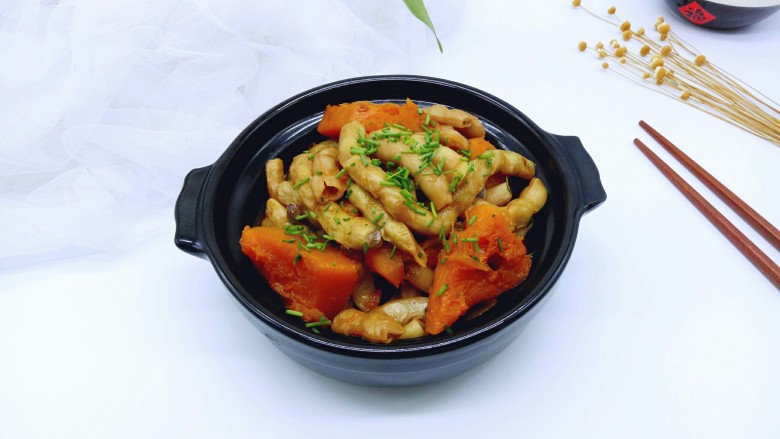 #咸味#东北豆角炖南瓜,装入啥锅中,撒上葱花。极其美味的一道家乡特色菜。