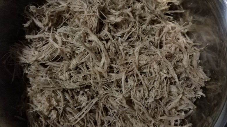 宝宝无盐牛肉松(面包机版),将牛肉块用手撕成细细的肉丝!(这个过程挺漫长的,需要耐心,我在家一边看电视剧一边撕!这个是我撕了一个半小时😂)