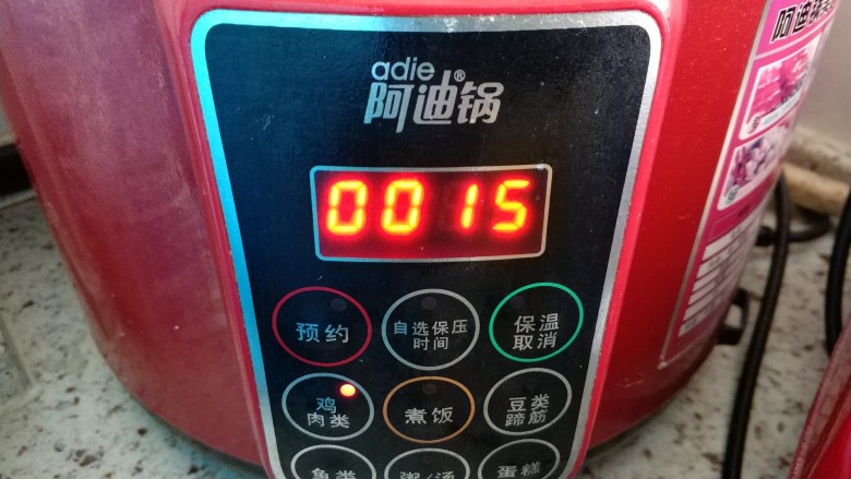 宝宝无盐牛肉松(面包机版),我用的是阿迪锅,选择肉类键高压煮15分钟