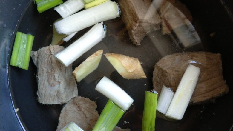 宝宝无盐牛肉松(面包机版),将煮好的牛肉、葱、姜(葱姜是为了去腥味)放入高压锅中!
