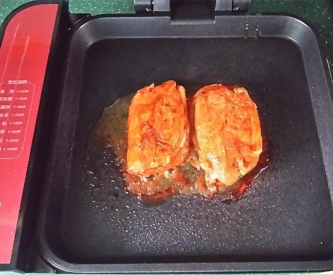 奥尔良煎鸭脯,电饼档加热后不要倒油,直接将鸭脯肉皮面朝下摆好