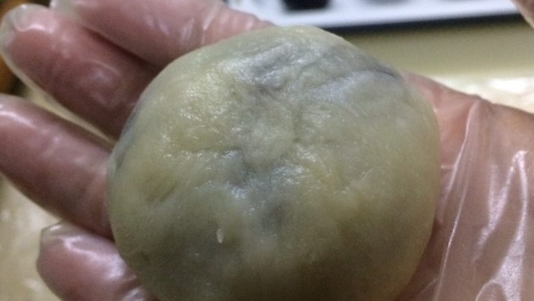酥到掉渣渣的蛋黄酥,收口捏紧,要不烤的时候会绷开。