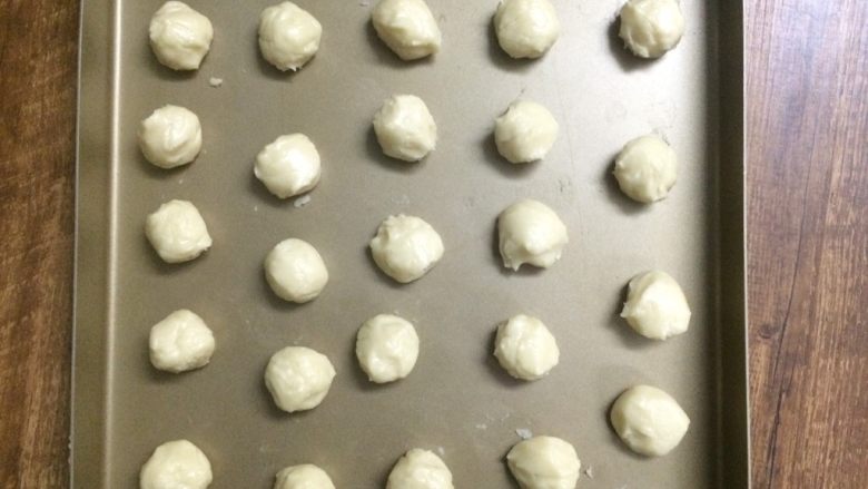 酥到掉渣渣的蛋黄酥,油酥从冰箱取出,均分24小块,10克/块,搓圆备用。
