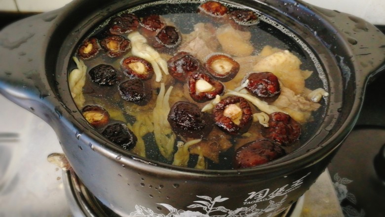 无肉不欢+鸭肉汤面--福州的太平面,准备好砂锅,将材料全部放入,加点盐,<a style='color:red;display:inline-block;' href='/shicai/ 718'>料酒</a>(我这里加的是自家酿的青红酒)