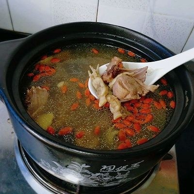 无肉不欢+鸭肉汤面--福州的太平面,加入枸杞子再次煮开,加入鸡粉即可