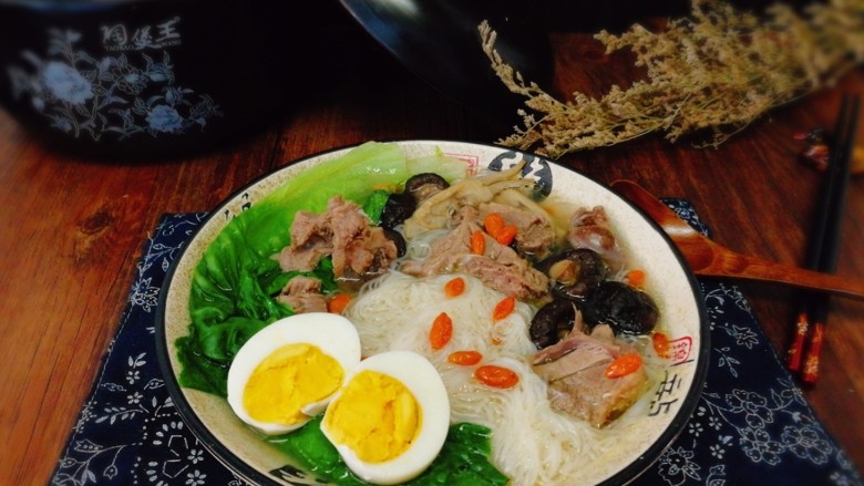 无肉不欢+鸭肉汤面--福州的太平面,营养全面,福州人过生日,寿星必须在生日当天第一顿吃这样一碗太平面,祈求平安,🙏🙏🙏🙏🙏🙏🙏
