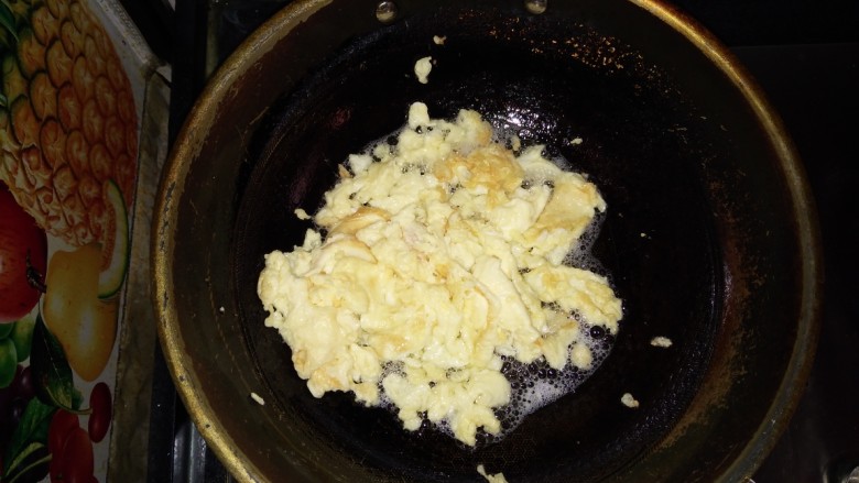 韭菜鸡蛋水饺,热锅里放油摊鸡蛋,捣碎