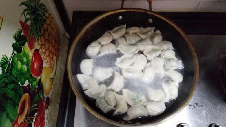 韭菜鸡蛋水饺,锅里烧上水,水沸后下饺子