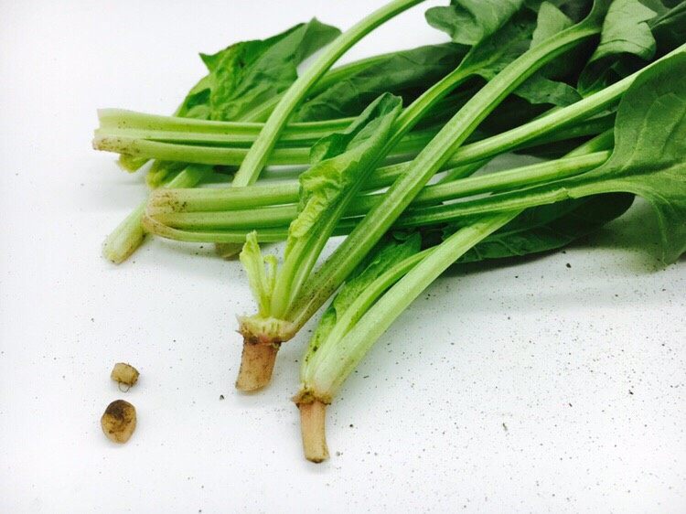 #咸味# 蔬菜蛋炒饭,把<a style='color:red;display:inline-block;' href='/shicai/ 117'>菠菜</a>掰成一根一根的。