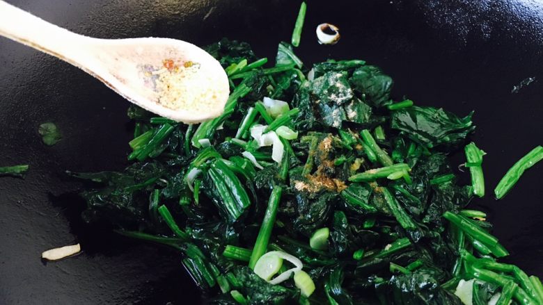 #咸味# 蔬菜蛋炒饭,放入少许<a style='color:red;display:inline-block;' href='/shicai/ 756'>鸡精</a>