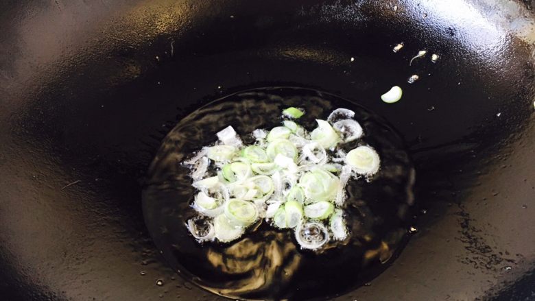 #咸味# 蔬菜蛋炒饭,热锅放入2勺油,然后放入葱花爆香。