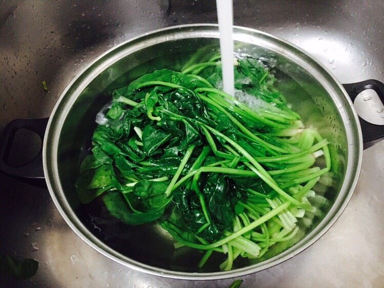 #咸味# 蔬菜蛋炒饭,把捞出的菠菜过l凉水。