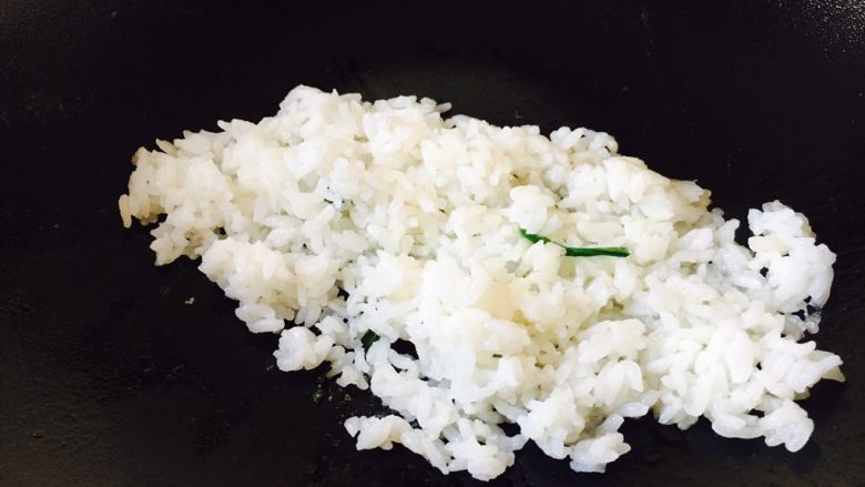 #咸味# 蔬菜蛋炒饭,锅里放少许油,火力,中小火,放入米饭,不停的翻炒。