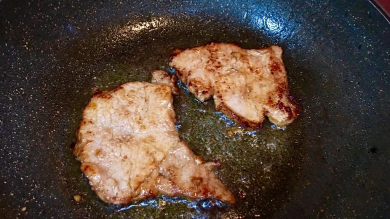 無肉不歡~香煎豬排,將豬肉煎至表面呈兩面金黃色