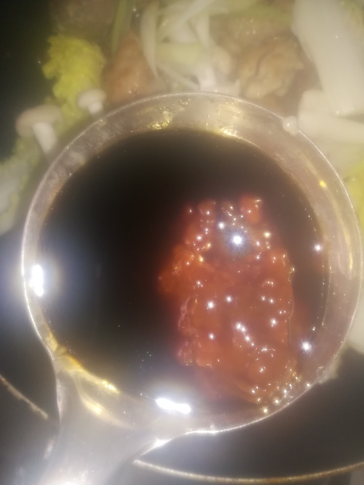 下锅菜小炒,加黄豆酱和酱油翻炒。