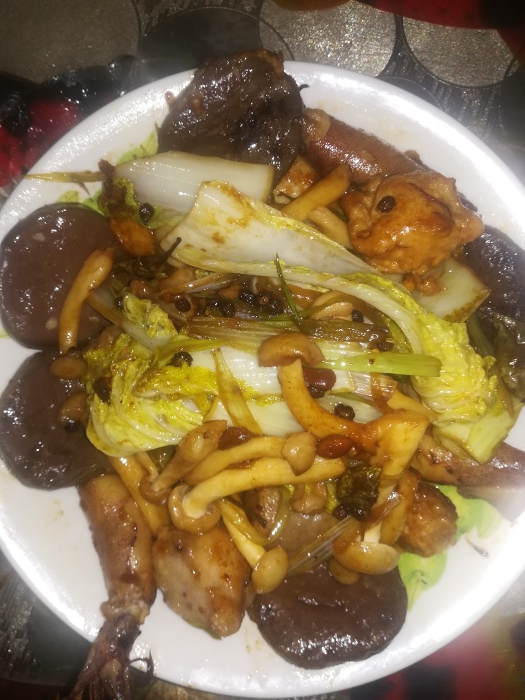 下锅菜小炒,酱入菜里,起锅。