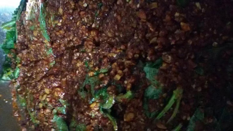 #咸味#美味紫苏叶,然后一层苏叶,一层调好的酱铺好放置小盆内。