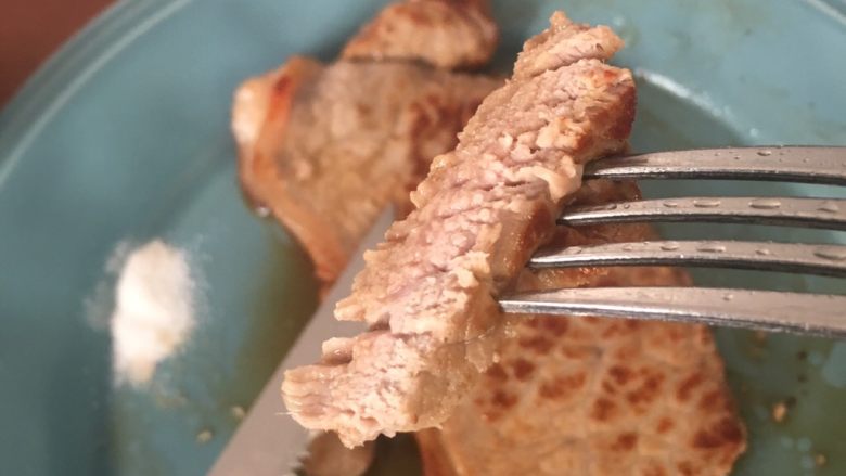 淡口生煎牛排,根据自己喜欢调整熟度 煎好后 若口味较淡, 碟子旁可加入盐用于沾