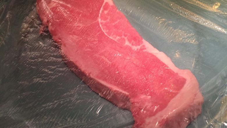 淡口生煎牛排,保鲜膜盖好放入冰箱腌制30mins