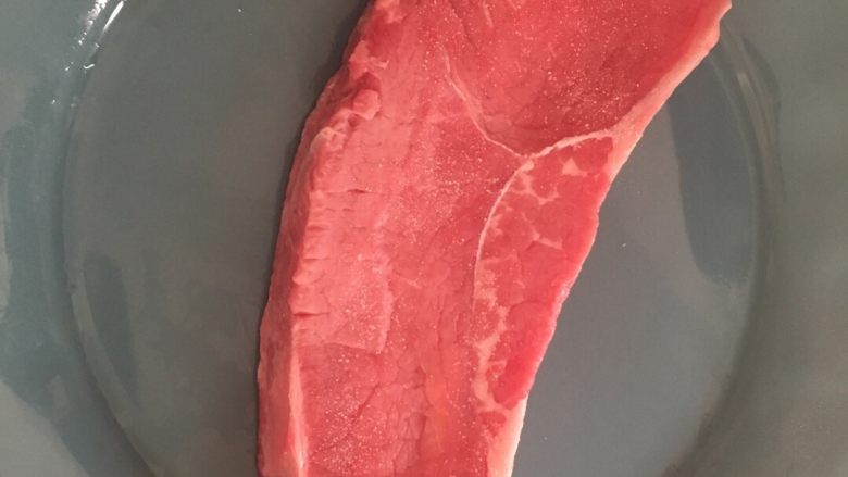 淡口生煎牛排,牛排洗净, 正反面加盐均匀涂抹