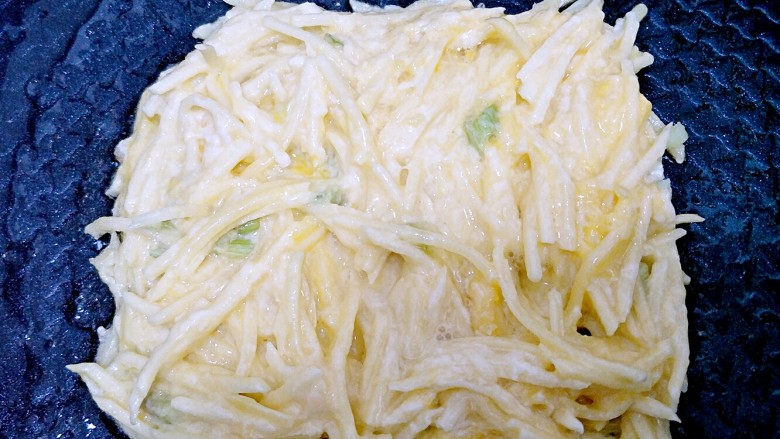 #咸味#+土豆鸡蛋饼,放入土豆丝鸡蛋糊,用筷子稍微整形