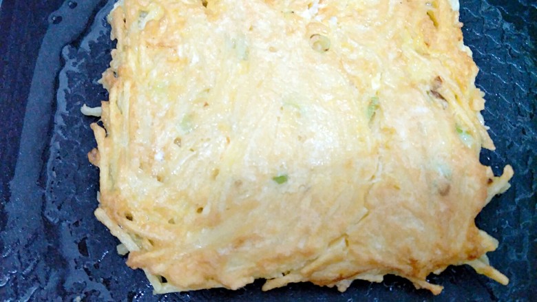 #咸味#+土豆鸡蛋饼,一面煎至金黄之后,翻面继续煎