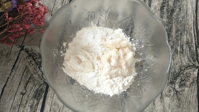 紫薯肉松陷蛋黄酥,<a style='color:red;display:inline-block;' href='/shicai/ 6909'>油酥</a>材料也全部放到一起,捏成团。