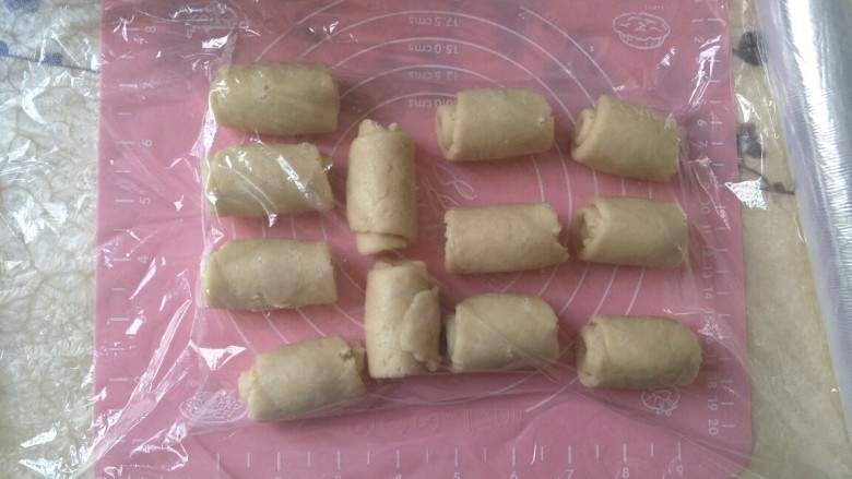 紫薯肉松陷蛋黄酥,十二份全部卷好,盖上保鲜膜松弛十五分钟