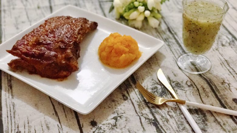 猕猴桃烤猪小排,烤好取出两面再抹上烤肉酱(BBQ sauce),切块配上南瓜泥,猕猴桃汁和朋友们尽情享用吧。多余的猕猴桃泥用温水蜂蜜调了杯猕猴桃汁,配肉正好,促进消化。