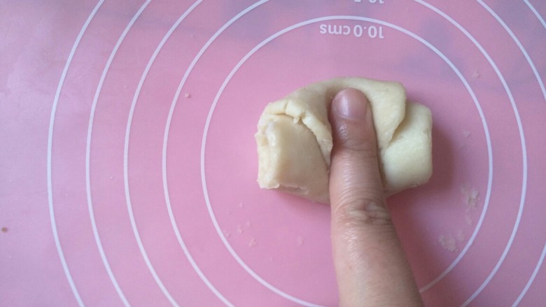 紫薯肉松陷蛋黄酥,15分钟后,面皮取出中间按起。