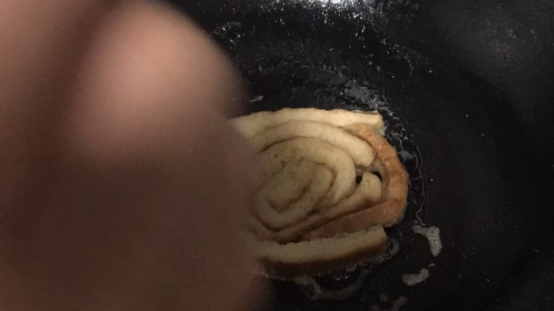 #甜味#香浓牛奶吐司年轮圈,放入锅中煎,煎的时候来小火,用筷子卷出形状,小心烫手哦。