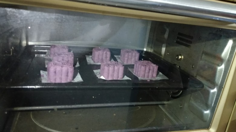 #尝过百味方叫人生##甜味#蔓越莓紫薯月饼,放入预热180℃烤箱,上下火中层烤10分钟即可。