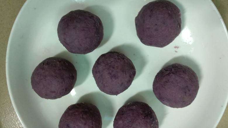 #尝过百味方叫人生##甜味#蔓越莓紫薯月饼,分成等量小剂子搓圆(40克一个)