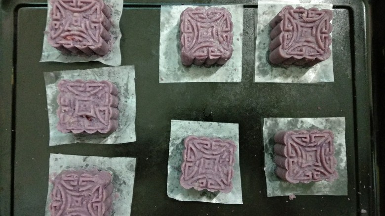 #尝过百味方叫人生##甜味#蔓越莓紫薯月饼,倒扣在烤盘,轻轻往下压推出月饼形状。