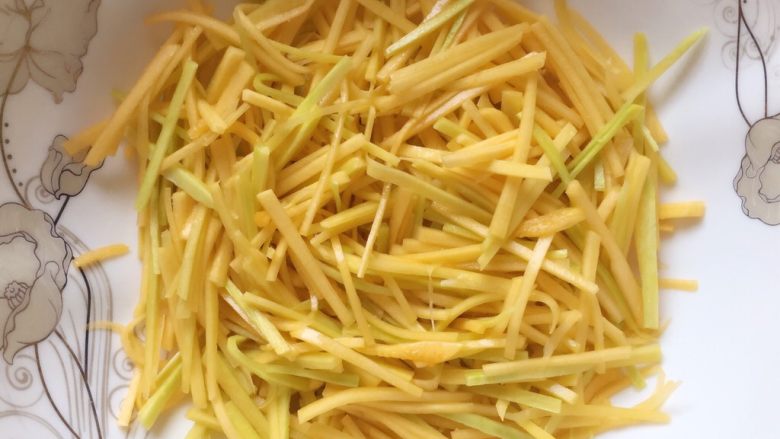 #咸味#~芝香南瓜烙,用手抓匀,腌制十分钟至其入味。