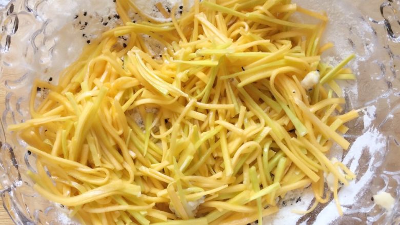 #咸味#~芝香南瓜烙,再将腌制好的南瓜丝加入面糊中。