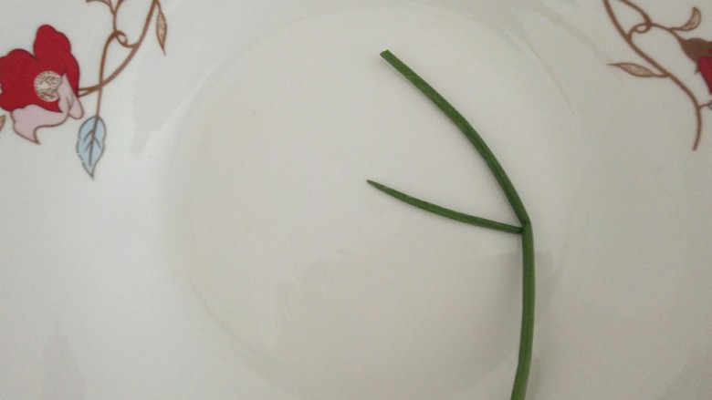 黄瓜花样拼盘,摆好葱叶,做花梗的主干