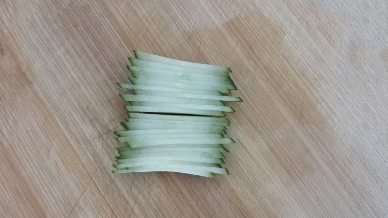 黄瓜花样拼盘,再取部分黄瓜片,切小