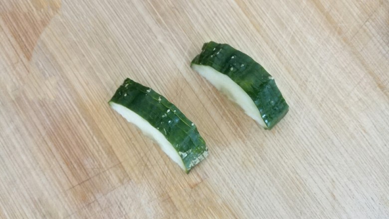 黄瓜花样拼盘,黄瓜切一小截,对半切开,从一边切,另一边不要切断,切五片