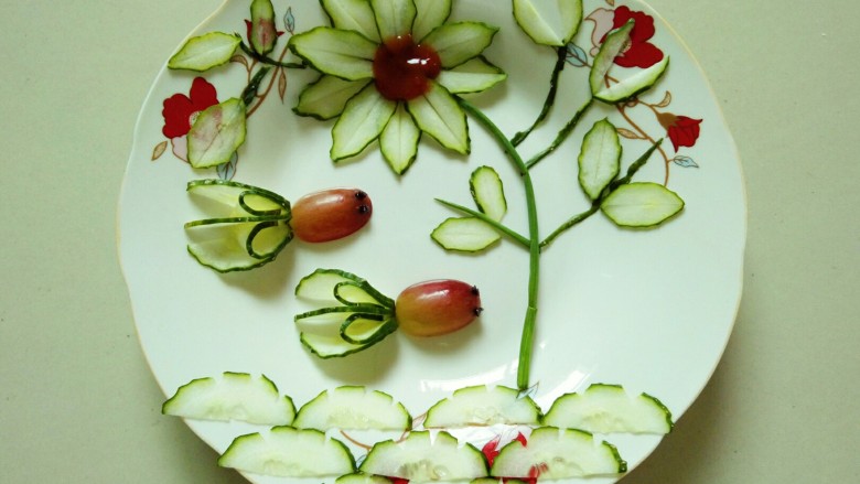 黄瓜花样拼盘,在花芯处挤点<a style='color:red;display:inline-block;' href='/shicai/ 699'>番茄酱</a>