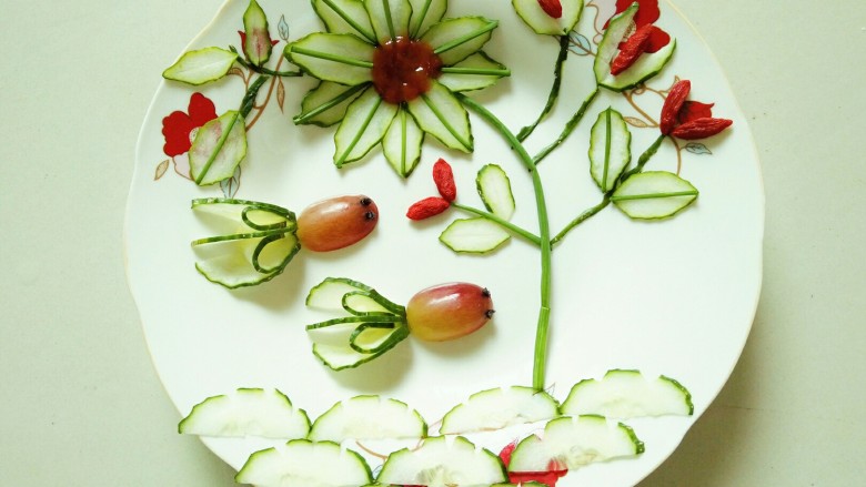 黄瓜花样拼盘,摆上<a style='color:red;display:inline-block;' href='/shicai/ 673'>枸杞</a>,做小花