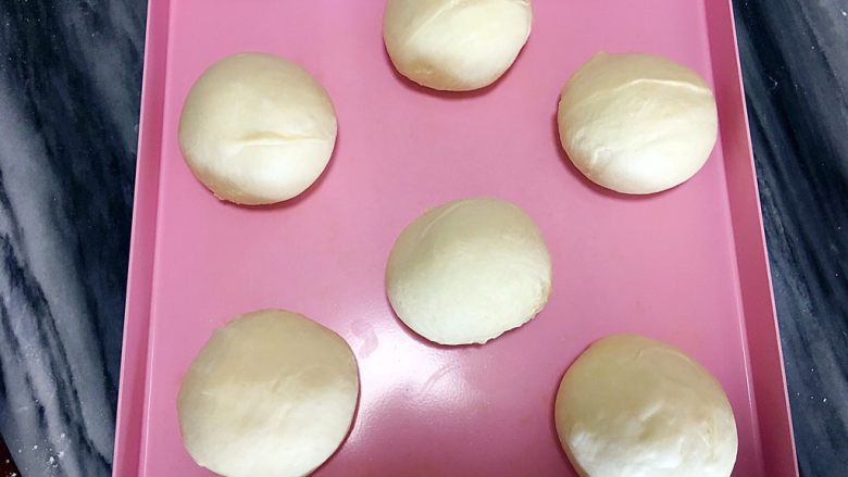 椰香甜吐司,滚圆,盖保鲜膜松弛20分钟