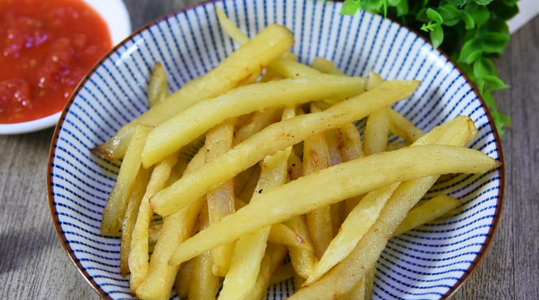 在家轻松炸薯条,入口柔酥,回味无穷!,炸至金黄酥脆即可捞出