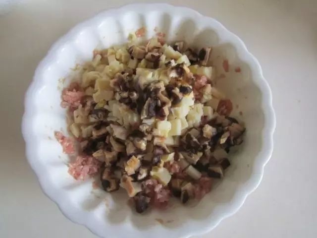 水煎包,香菇,<a style='color:red;display:inline-block;' href='/shicai/ 43'>冬笋</a>切丁放入调好的肉馅中搅拌均匀备用