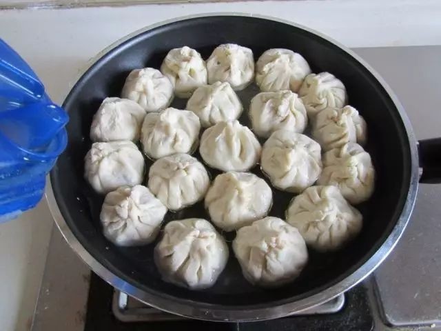 水煎包,平底锅刷油,包子摆入锅中,加水,加到包子的一半就行